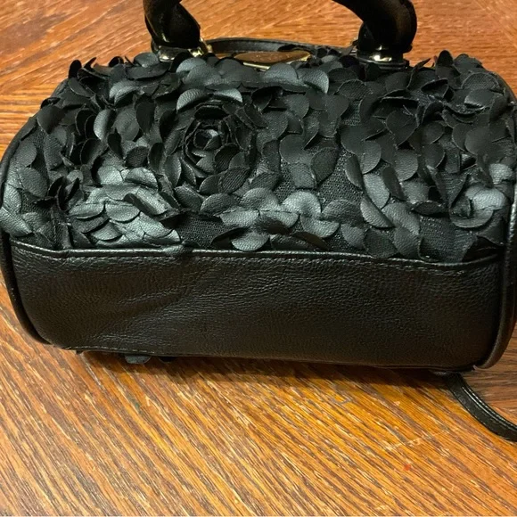 Adorable Betsy Johnson Frilly Black 🌹 Petal Heart Silver Hardware & Chain bag! - Picture 4 of 16
